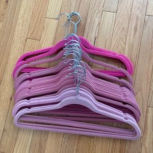 28 pink velvet hangers